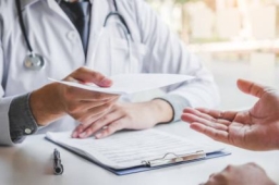Depoimentos De Pessoas Que Operaram Hérnia De Hiato: Há 8 anos fiz cirurgia de refluxo e hérnia de hiato, pós-operatório tranquilo, mas ainda sofro de incapacidade.